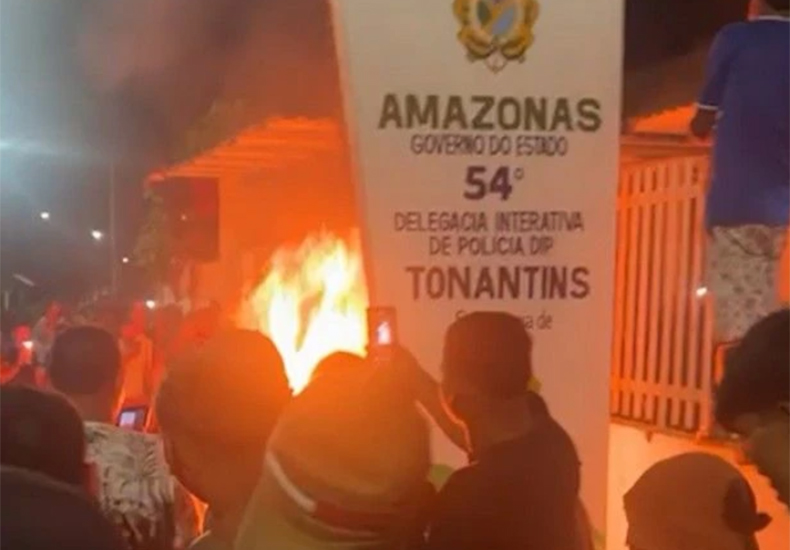 População invade delegacia e queima suspeito vivo após feminicídio no Amazonas; veja o video