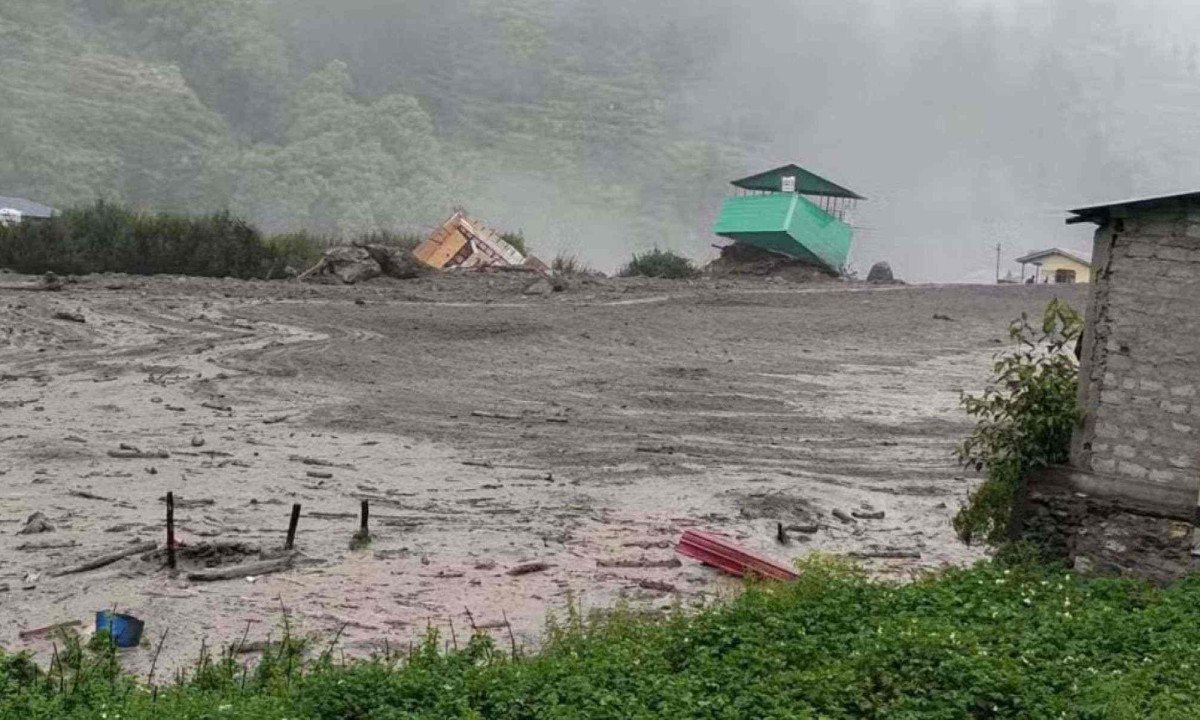 Deslizamento de terra atinge vilarejo turístico na Índia