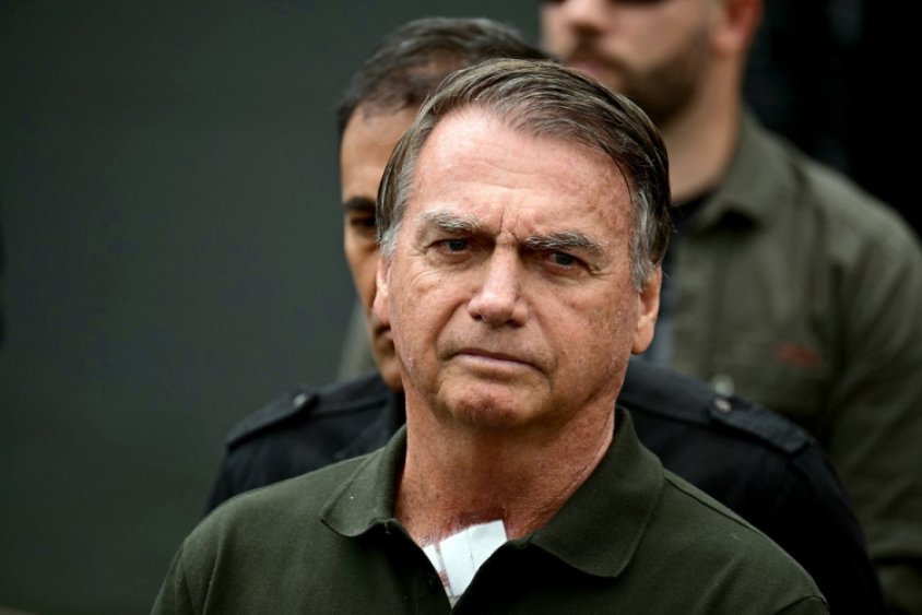 Bolsonaro é preso pela Polícia Federal em Brasília
