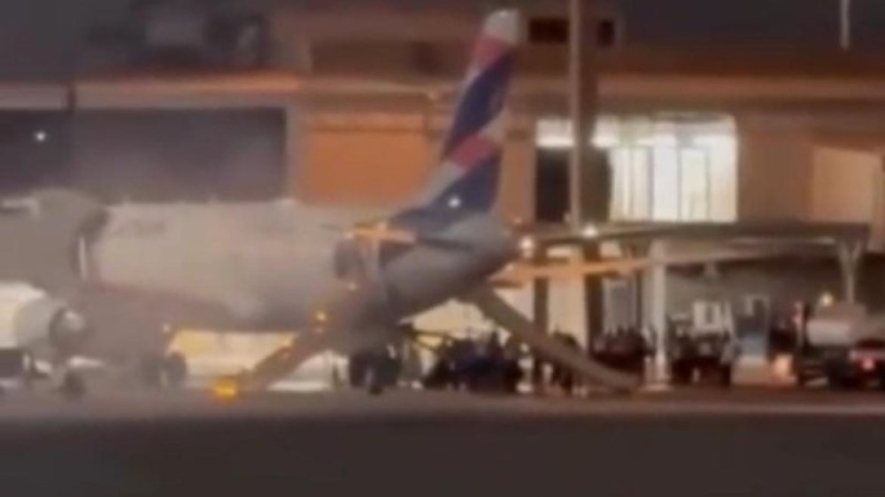 Fogo em veículo de esteira provoca evacuação de aeronave da Latam em Guarulhos