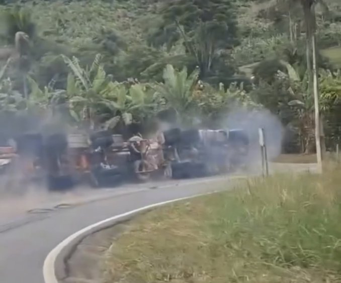 Caminhão tanque tomba, pega fogo e interdita rodovia após motorista perder controle em curva