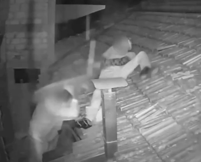 Suspeito é derrubado de telhado por vigia durante invasão a loja e acaba preso