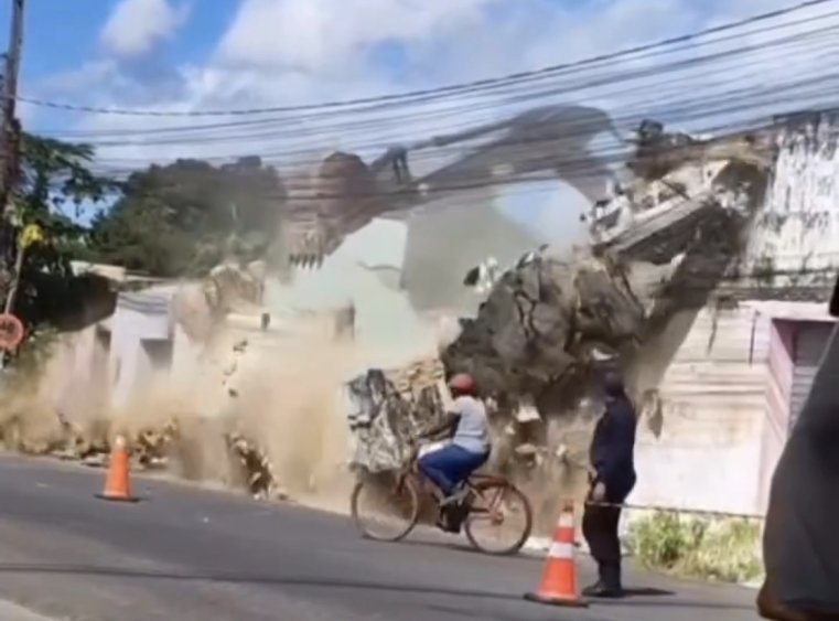 Ciclista escapa por segundos de ser atingida durante demolição de estrutura no Maranhão