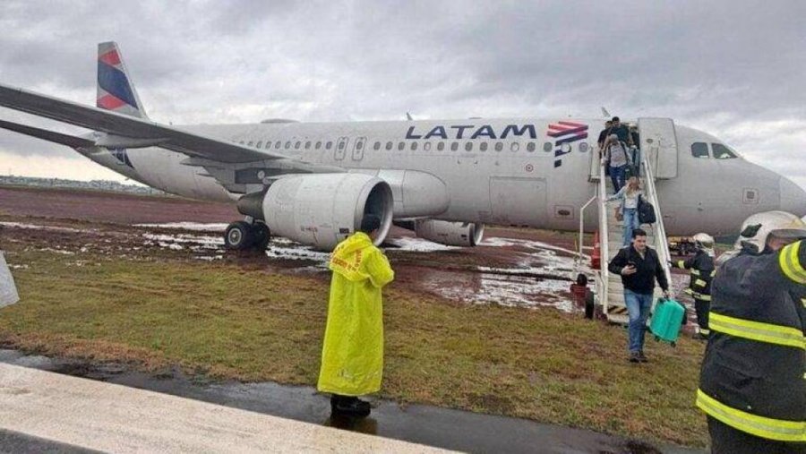 Avião da Latam sai da pista durante pouso no Aeroporto Regional de Cascavel