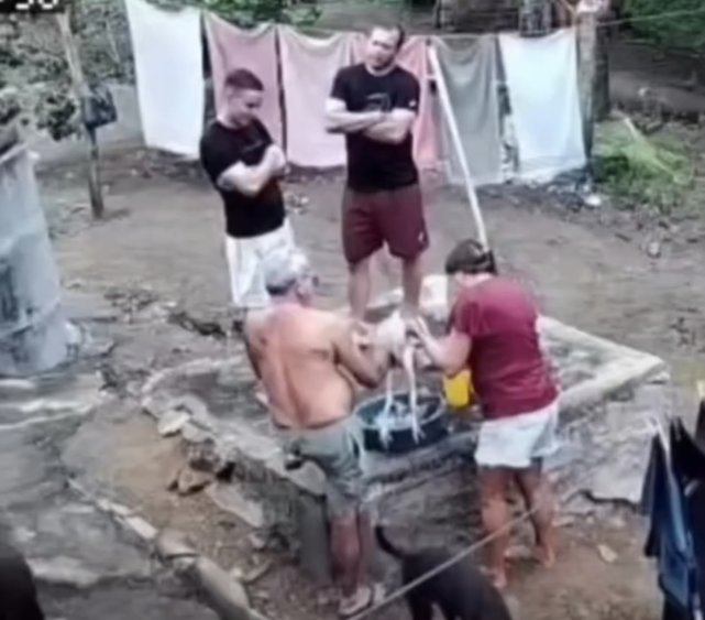 Dois homens caem em fossa sanitária após tampa de concreto ceder durante preparo do almoço