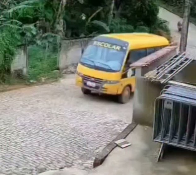 Ônibus escolar perde o controle, bate em ponte e cai em rio em Minas Gerais