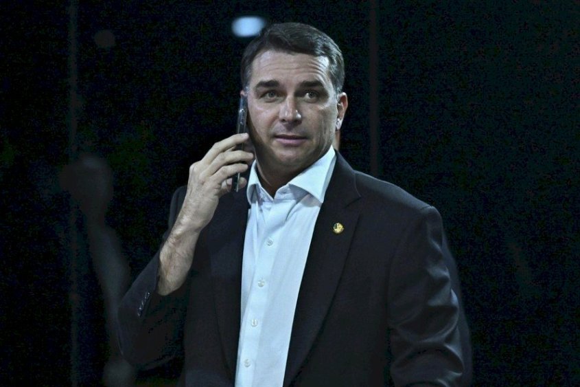 Site argentino diz que Flávio Bolsonaro teria fugido para os EUA de jatinho após atravessar fronteira