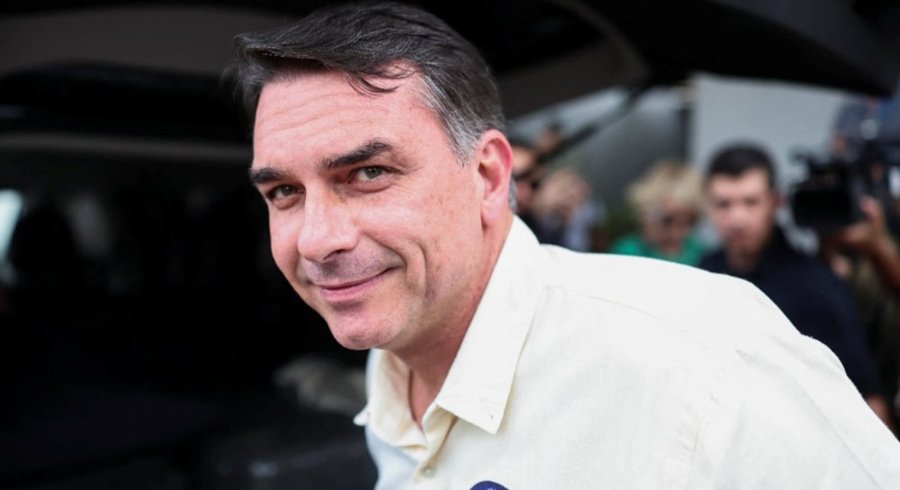 Flávio Bolsonaro deixa a Argentina em avião particular que segue para os Estados Unidos, aponta rastreamento aéreo
